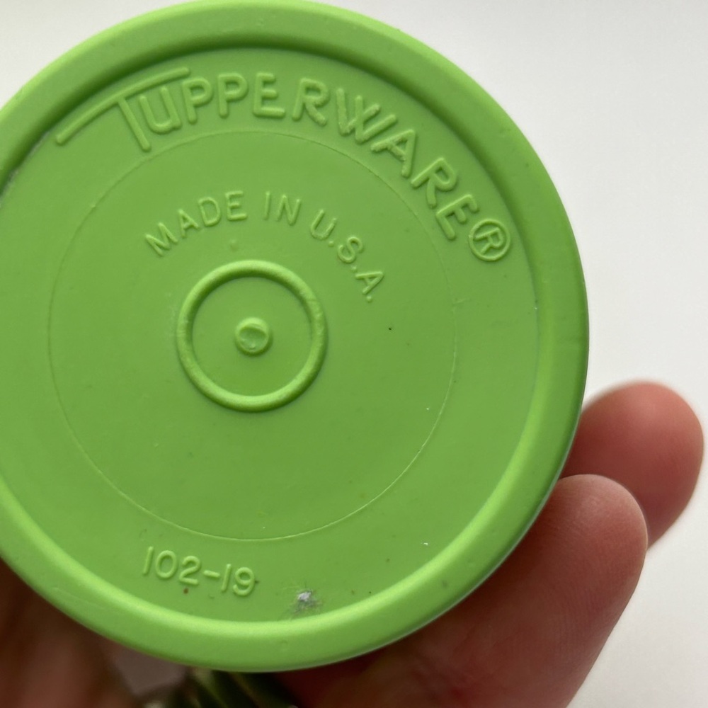 Vintage Tupperware Salt & Pepper Shakers Green 102-19 Travel Covered Lot of Two - Picture 5 of 5